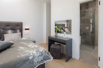 Infinity Pool Villa for 8+2 in Okrug Gornji