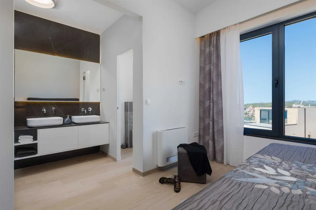 Infinity Pool Villa for 8+2 in Okrug Gornji