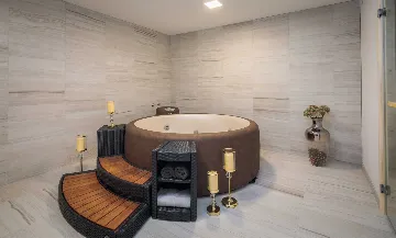 Infinity Pool Villa for 8+2 in Okrug Gornji