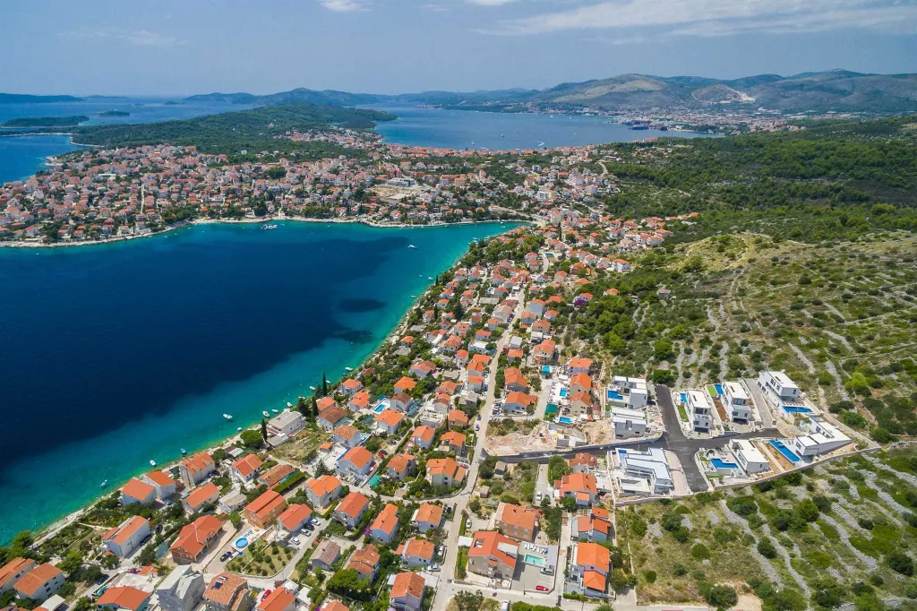 Infinity Pool Villa for 8+2 in Okrug Gornji