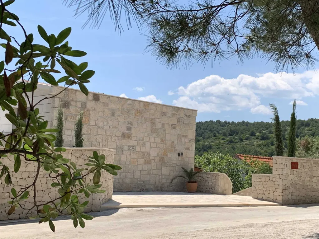 4-Bedroom Villa in Sumartin for 8 Guests