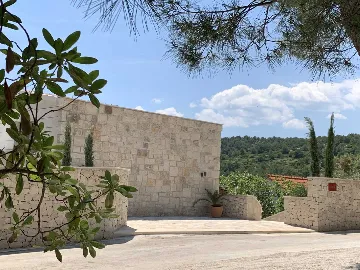 4-Bedroom Villa in Sumartin for 8 Guests