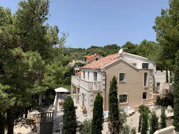 4-Bedroom Villa in Sumartin for 8 Guests