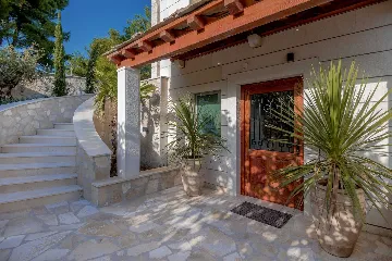 4-Bedroom Villa in Sumartin for 8 Guests
