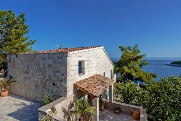 4-Bedroom Villa in Sumartin for 8 Guests