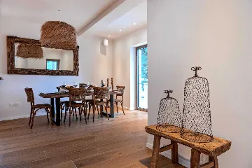 4-Bedroom Villa in Sumartin for 8 Guests