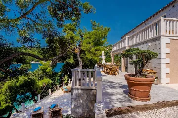 4-Bedroom Villa in Sumartin for 8 Guests