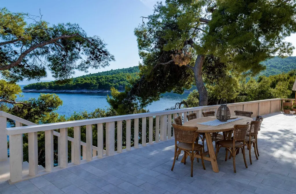 4-Bedroom Villa in Sumartin for 8 Guests