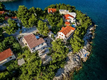 4-Bedroom Villa in Sumartin for 8 Guests