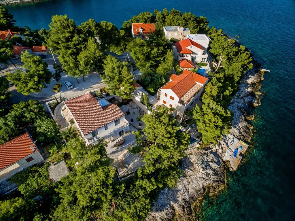 4-Bedroom Villa in Sumartin for 8 Guests