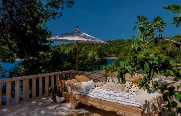 4-Bedroom Villa in Sumartin for 8 Guests