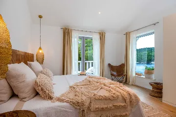 4-Bedroom Villa in Sumartin for 8 Guests