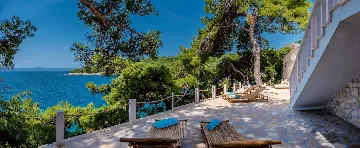 4-Bedroom Villa in Sumartin for 8 Guests