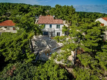 4-Bedroom Villa in Sumartin for 8 Guests