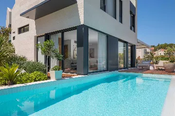 Sutivan Villa Complex with Heated Pools