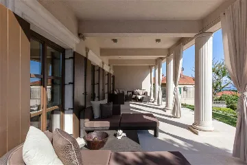 Split Villa with Outdoor Pool for 8 Guests