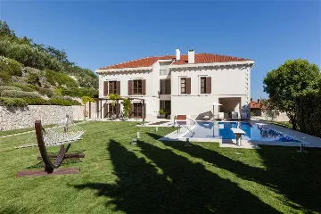 Split Villa with Outdoor Pool for 8 Guests