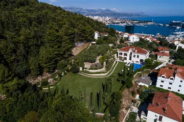 Split Villa with Outdoor Pool for 8 Guests