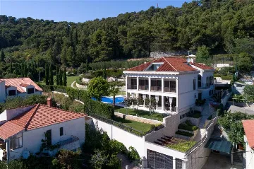 Split Villa with Outdoor Pool for 8 Guests