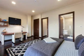 Split Villa with Outdoor Pool for 8 Guests