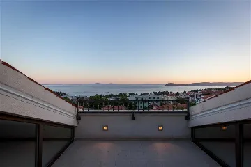 Split Villa with Outdoor Pool for 8 Guests