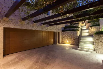 Split Villa with Outdoor Pool for 8 Guests