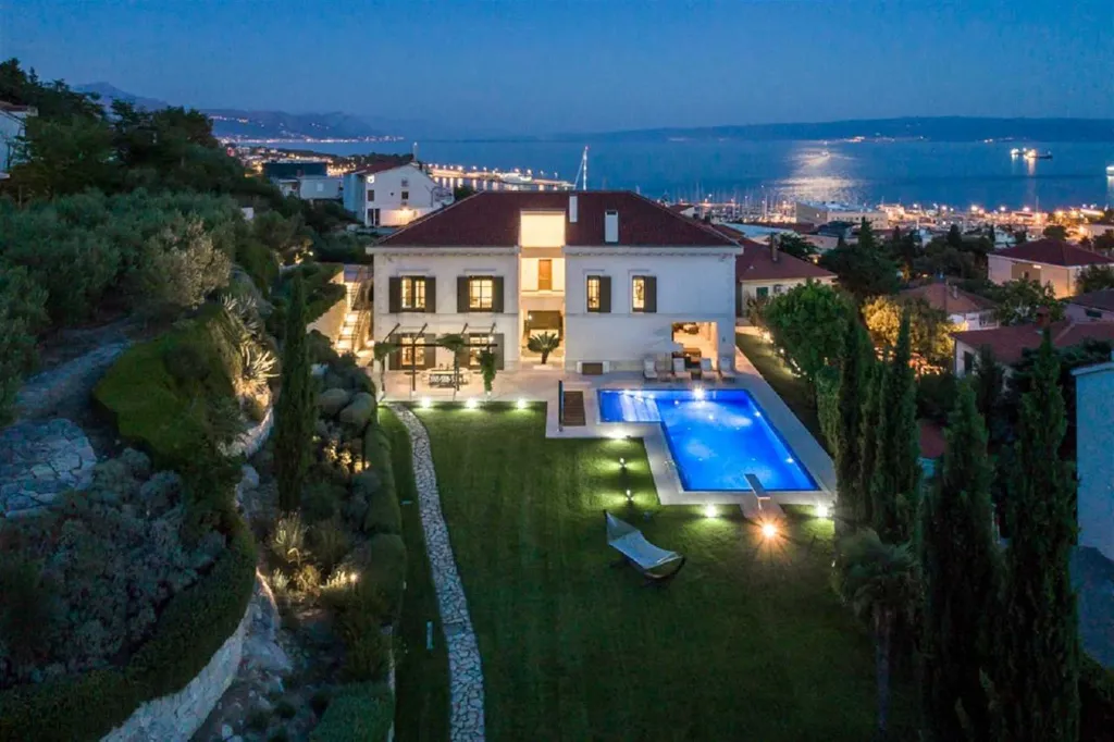 Split Villa with Outdoor Pool for 8 Guests