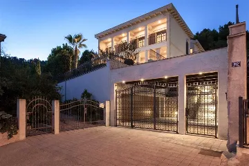 Split Villa with Outdoor Pool for 8 Guests