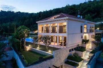 Split Villa with Outdoor Pool for 8 Guests