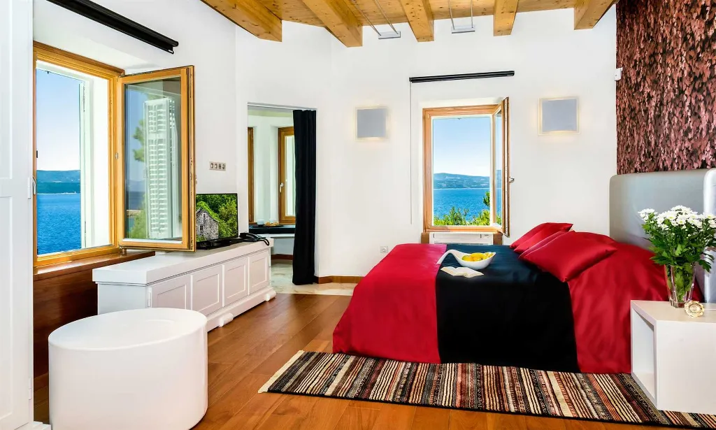 Villa with Pool 10 m from the Beach, Lokva Rogoznica
