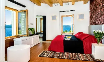 Villa with Pool 10 m from the Beach, Lokva Rogoznica