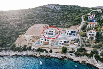 3-Bedroom Villa with Heated Pool in Vinisce