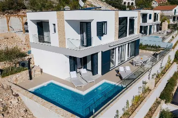 3-Bedroom Villa with Heated Pool in Vinisce