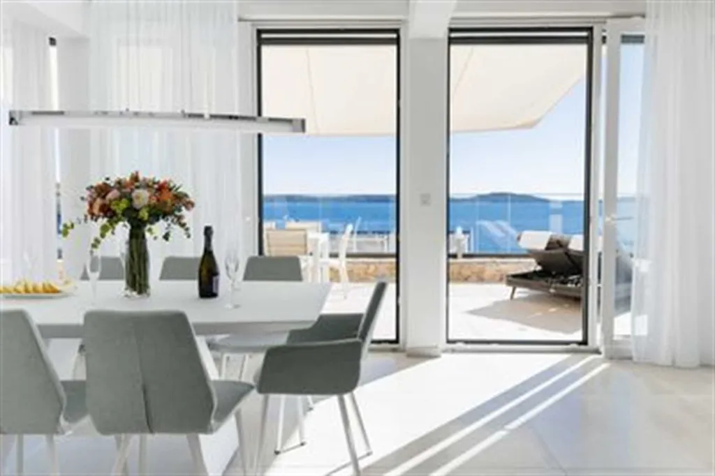 3-Bedroom Villa with Heated Pool in Vinisce