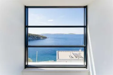 3-Bedroom Villa with Heated Pool in Vinisce