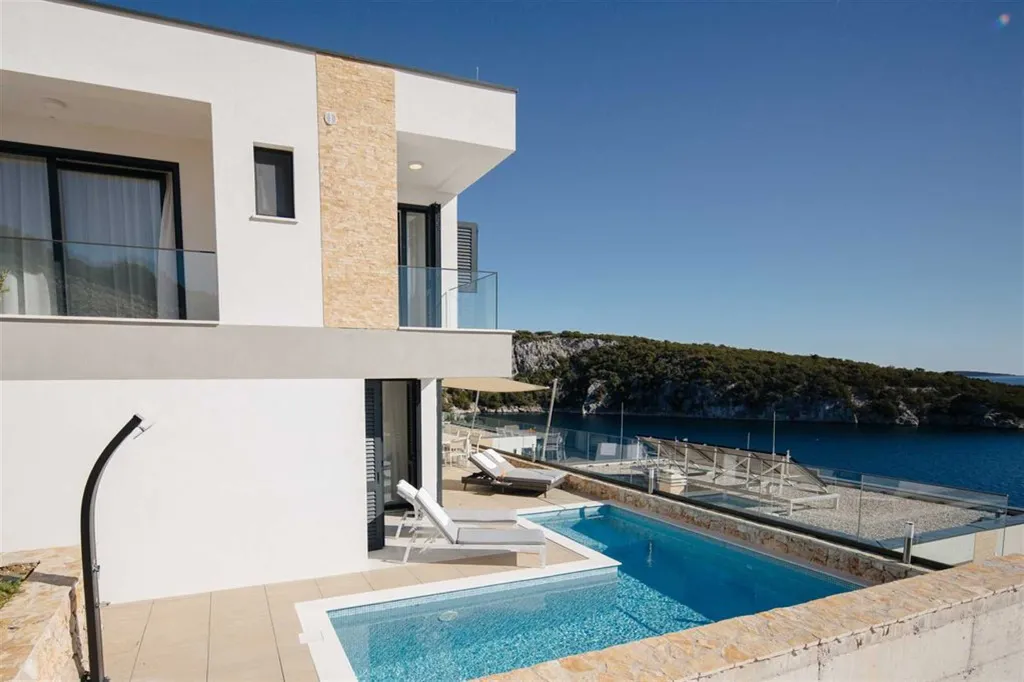 3-Bedroom Villa with Heated Pool in Vinisce