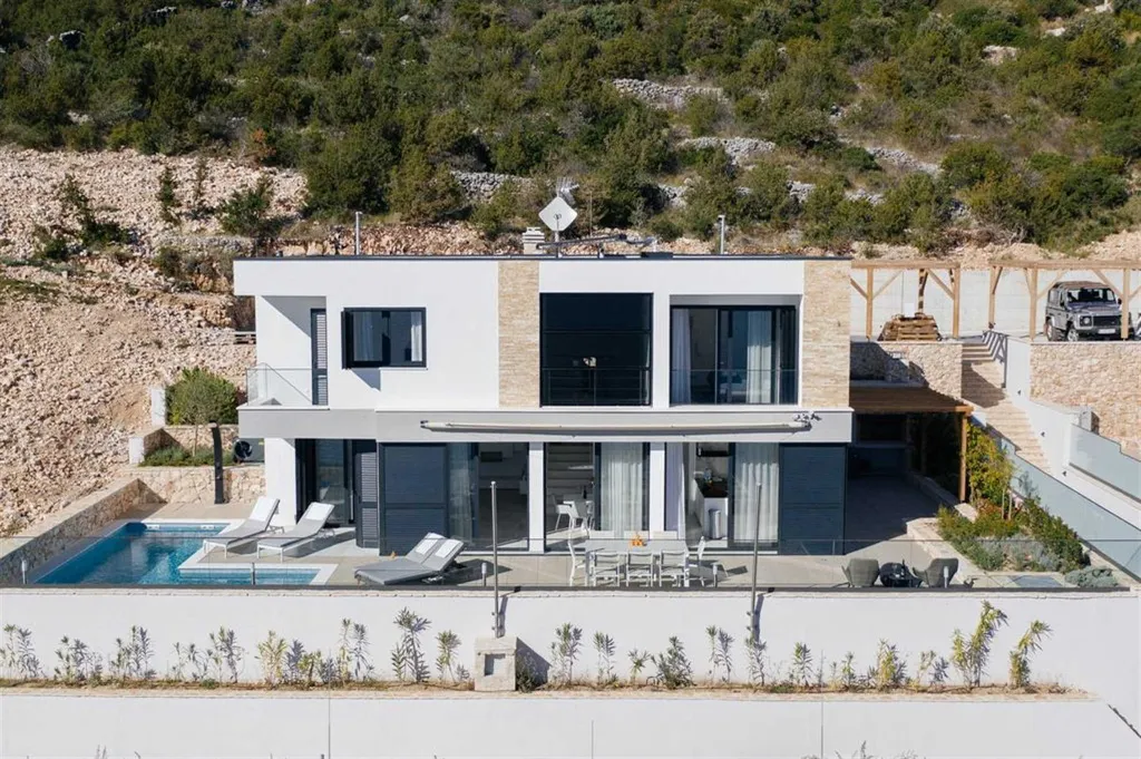3-Bedroom Villa with Heated Pool in Vinisce