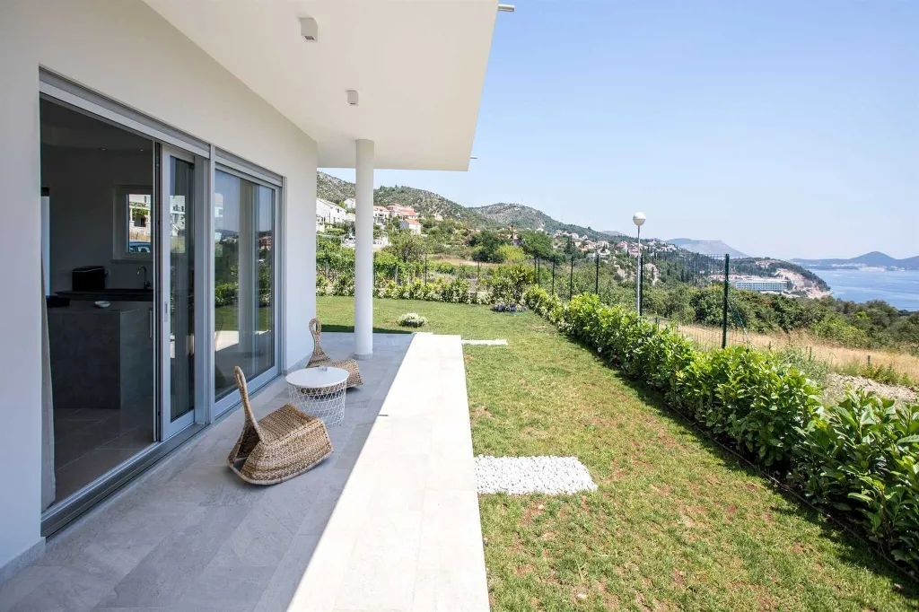 Air-Conditioned 4-Bedroom Villa in Orasac (8 Guests)