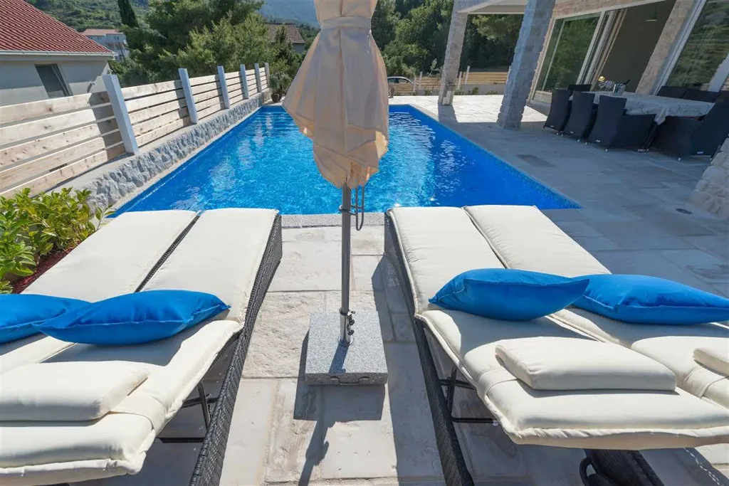 Villa with Private Pool & Sauna in Jelsa