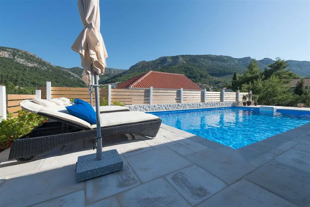 Villa with Private Pool & Sauna in Jelsa