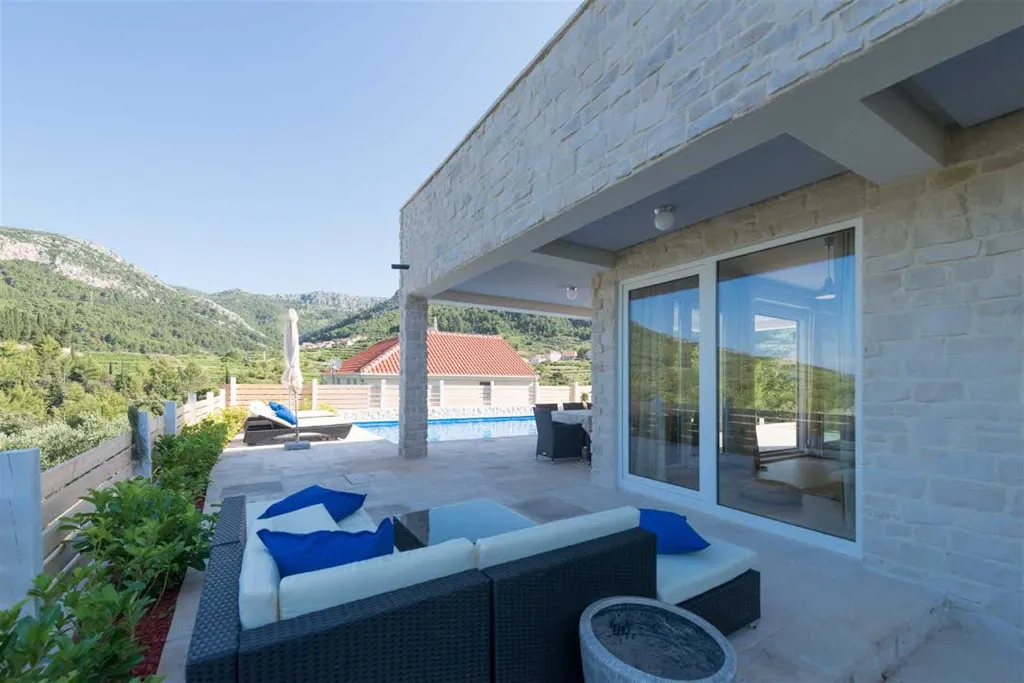 Villa with Private Pool & Sauna in Jelsa