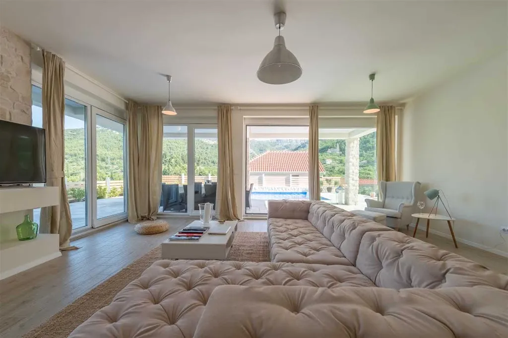 Villa with Private Pool & Sauna in Jelsa