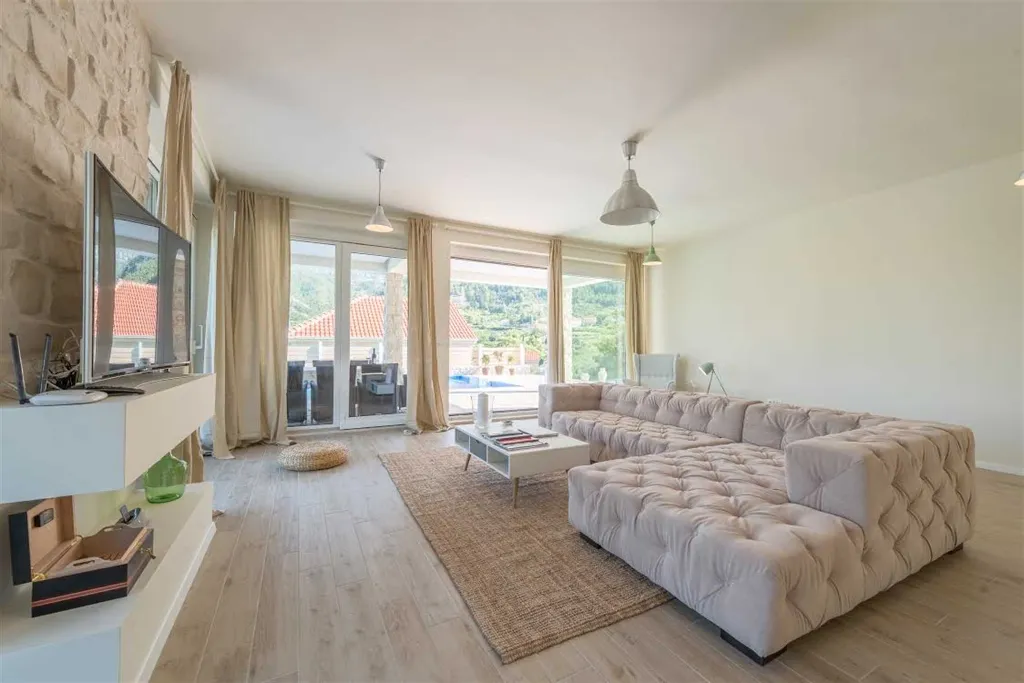 Villa with Private Pool & Sauna in Jelsa