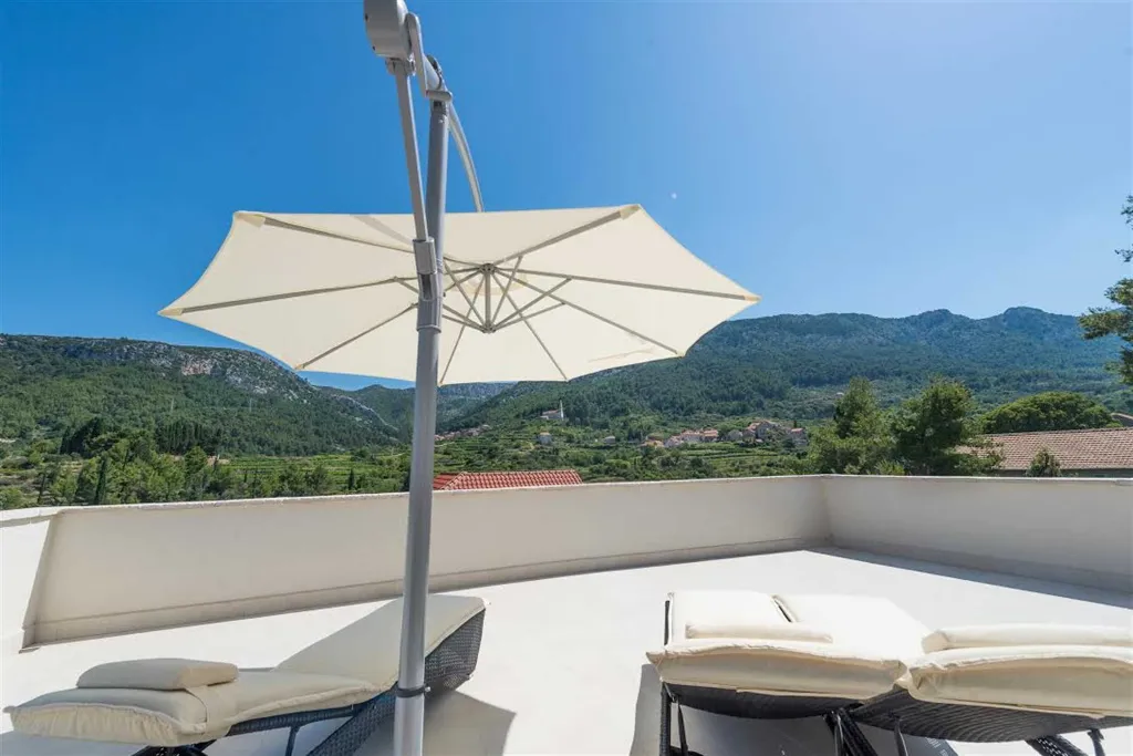 Villa with Private Pool & Sauna in Jelsa