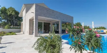 Villa with Private Pool & Sauna in Jelsa