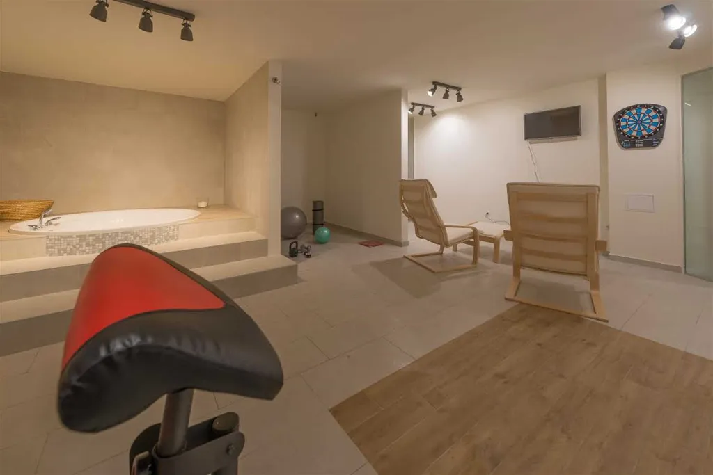 Villa with Private Pool & Sauna in Jelsa