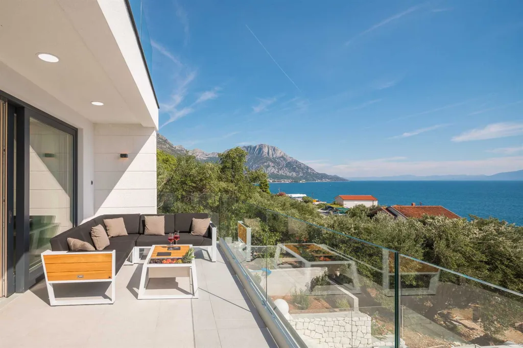 Villa with Heated Pool in Podaci (up to 8 guests)