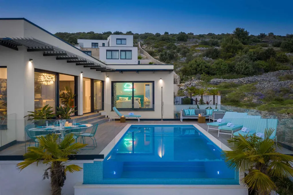 Infinity-Pool Villa in Trogir for 8 Guests