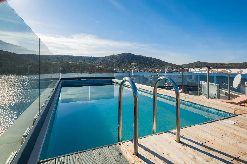 5-Bedroom Villa in Vinišće for 10 Guests