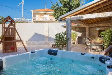 5-Bedroom Villa in Vinišće for 10 Guests